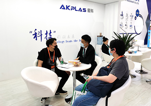 愛(ài)科機(jī)械參加CHINAPLAS2021，講解注塑機(jī)